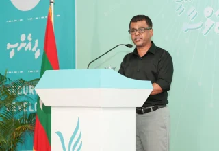 މިނިސްޓަރ އޮފް ހެލްތު އަބްދުﷲ ނާޠިމް އިބްރާހިމް ޕީއެންސީގެ ޖަލްސާއެއްގައި/ ފޮޓޯ: ޕީއެންސީ
