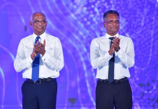 އެމްޓީސީސީގެ 41 ވަނަ އަހަރީ ދުވަސް ފާހަގަކުރުމަށް ބޭއްވި ރަސްމިއްޔާތުގައި ކުރީގެ ރައީސް ސޯލިހު އަދި އެމްޓީސީސީގެ ކުރީގެ  ސީއީއޯ އާޒިމް/ ފޮޓޯ: ރައީސް އޮފީސް