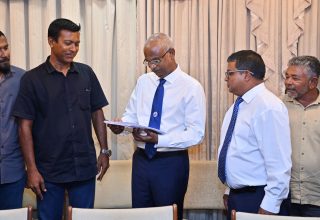 ރައީސުލްޖުމްހޫރިއްޔާ  އިބްރާހިމް މުހައްމަދު ސާލިހު، ފިޝަރީސް މިނިސްޓަރާއިއެކު.