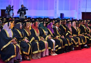 ދިވެހިރާއްޖޭގެ ގައުމީ ޔުނިވާސިޓީން ދަސްވެނިވުނު ބައެއް ދަރިވަރުން/ ފޮޓޯ: ރައީސް އޮފީސް