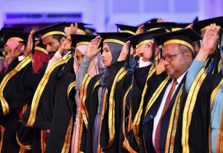 ރާއްޖޭގެ ގައުމީ ޔުނިވާސިޓީން ދަސްވެނިވުނު ބައެއް ދަރިވަރުން، ދަސްވެނިވުމުގެ ހަފުލާގައި.--- ފޮޓޯތައް: ރައީސް އޮފީސް