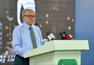 ރޯދަ މަހުގެ ރޭތައް އިހްޔާ ކުރުމަށް މައުމޫން ފައުންޑޭޝަނުން ބޭއްވި ޖަލްސާއެއްގައި މައުމޫން ވާހަކަފުޅު ދައްކަވަނީ/ ފޮޓޯ: މިހާރު