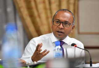 ންވޭރު ހުޅަނގު ދާއިރާގެ މެމްބަރު ހަސަން ލަތީފް ކޮމިޓީއެއްގައި ވާހަކަ ދައްކަވަނީ. --- ފޮޓޯ: މިހާރު