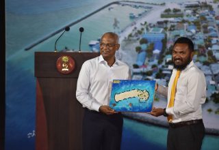 ރައީސުލްޖުމްހޫރިއްޔާ އިބްރާހިމް މުޙައްމަދު ޞާލިޙަށް، ކައުންސިލުން ހަދާނީ މޮޑެލްއެއް ވެދުމަށް އަރުވަނީ.