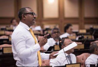 ޑިމޮކްރެޓްސްގެ ޕާލިމަންޓް ގުރޫޕުގެ ލީޑަރު، މެދުހެންވޭރު ދާއިރާގެ މެމްބަރު އަލީ އާޒިމް/ ފޮޓޯ: މަޖިލިސް
