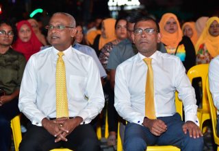 އެމްޑީޕީގެ ޖަލްސާއެއްގައި ރައީސް އިބްރާހިމް މުހައްމަދު ސޯލިހާއި ރައީސް މުހައްމަދު ނަޝީދު ބައިވެރިވެވަޑައިގަންނަވަނީ/ ފޮޓޯ: މިހާރު