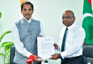 ފޮރިން މިނިސްޓްރު އަބްދުﷲ ޝާހިދުއާއި އިންޑިއާ އިން ރާއްޖެއަށް ކަނޑައަޅުއްވާފައިވާ ސަފީރު ސަންޖޭ ސުދީރު/ ފޮޓޯ: މިހާރު