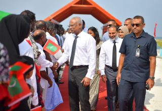 އެއްބައިވަންތަކަމުގެ ދުވަހުގެ ރަސްމީ އިހްތިފާލުތަކުގައި ބައިވެރިވެވަޑައިގެންނެވުމަށް ރައީސުލްޖުމްހޫރިއްޔާގެ ދެކަނބަލުން މ.ކޮޅުފުށްޓަށް ފުރާވަޑައިގެންފި