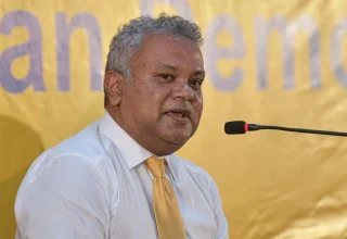 އެމްޑީޕީގެ ގައުމީ މަޖިލީހުގެ ޖަލްސާއެއްގައި ނިޔާޒް ވާހަކަ ދައްކަވަނީ/ ފޮޓޯ: މިހާރު