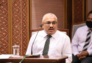 ކުރީގެ ނައިބު ރައީސް އަބްދުﷲ ޖިހާދު ރައްޔިތުންގެ މަޖިލީހުގެ ކޮމިޓީގައި ވާހަކަ ދައްކަވަނީ.