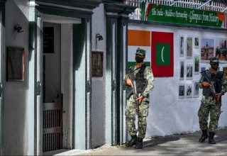 އިންޑިއަން ހައި ކޮމިޝަންގެ ކުރިމަތީގައި ހަތިޔާރާ އެކު ސިފައިން ހަރަކާތްތެރިވަނީ: ފޮޓޯ/ މިހާރު