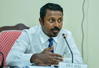 ބަންޑާރަ ނައިބު އަހުމަދު އުޝާމް ރައްޔިތުންގެ މަޖިލީހުގެ ކޮމިޓީ ބައްދަލުވުމެއްގައި ވާހަކަ ދައްކަވަނީ/ ފޮޓޯ: މިހާރު