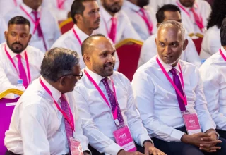 ކުރީގެ ރައީސް ވަހީދާއި، އިދިކޮޅު ރިޔާސީ ކެންޑިޑޭޓު ޑރ. މުހައްމަދު މުއިއްޒު/ ފޮޓޯ: އަދަދު