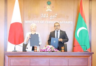 އެންޓި-ކޮރަޕްޝަން ކޮމިޝަނުގެ މޮބިލިޓީ އަދި އޮޕަރޭޝަނަލް ކެޕޭސިޓީ އިތުރުކުރުމާގުޅޭ މަޝްރޫޢުގެ އެކްސްޗޭންޖް އޮފް ނޯޓްސް ގައި ސޮއި ކުރުން/ ފޮޓޯ: ފޮރިން މިނިސްޓްރީ