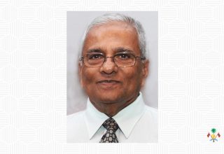 ނިޝާން އިއްޒުއްދީން އިއްޒަތުގެ ލަގަބުގެ ވެރިޔާ ކުރީގެ ވަޒީރު އަބްދުﷲ ޖަމީލު: ފޮޓޯ/ ރައީސް އޮފީސް
