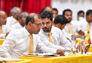 ރައްޔިތުންގެ މަޖިލީހުގެ ކުރީގެ ރައީސް މުހައްމަދު ނަޝީދާއި އެމްޑީީޕީގެ ކުރީގެ ނައިބް ރައީސް މުހައްމަދު ޝިފާޒް/ ފޮޓޯ: މިހާރު