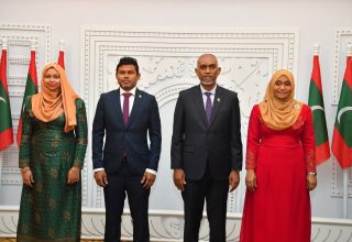 ރައީސް މުއިއްޒު އަދި އެމަނިކުފާނުގެ އަނބިކަނބަލުން ސާޖިދާ މުހައްމަދު އަދި ނައިބުރައީސް ލަތީފް އާއި އެމަނިކުފާނުގެ އަނބިކަނބަލް އައިޝަތު އާފްރީން މުހައްމަދު: ފޮޓޯ/ ރައީސް އޮފީސް