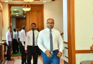މިނިސްޓަރުއަލީ އިހުސާންއާއި އަހުމަދު އުޝާމް ކެބިނެޓު ބައްދަލުވުމަށް ފަހު ނުކުންނަނަވީ. -- ފޮޓޯ: ރައީސް އޮފީސް