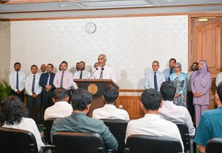 ރައީސް ޑރ. މުހައްމަދު މުއިއްޒު ބޭއްވި ނޫސްވެރިންގެ ބައްދަލުވުމަށް ފަހު/ ފޮޓޯ: ރައީސް އޮފީސް