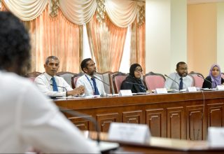 މަޖިލީހުގެ މާލިއްޔަތު ކޮމިޓީއެއްގައި އޮޑިޓް އޮފީހުގެ ބޭފުޅުން -- ފޮޓޯ: މިހާރު