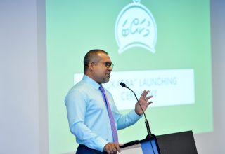 ކާބޯތަކެތީގެ ރައްކާތެރިކަމަށް ޢާންމުން ހޭލުންތެރިކުރުވުމާ ގުޅޭ ޤައުމީ މީސް މީޑިއާ ކެމްޕޭން 'މުކައްބަ' އިފްތިތާޙު ކުރުމުގެ ރަސްމިއްޔާތުގައި ސިއްހަތާ ބެހޭ ވަޒީރު ޑރ. އަބްދުﷲ ހަލީލް.
