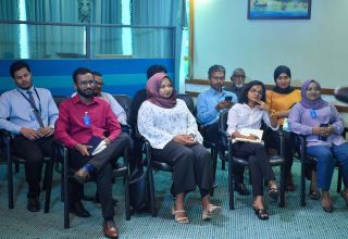 ނޫސްވެރިންގެ ބައްދަލުވުމެއްގެ ތެރެއިން.