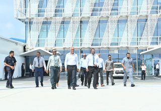 އައްޑޫ ސިޓީއަށާއި ފުވައްމުލައް ސިޓީގެ އިތުރުން ހުވަދުއަތޮޅުގެ ބައެއް ރަށްރަށަށް ކުރައްވާ ދަތުރުފުޅެއްގައި ރައީސުލްޖުމްހޫރިއްޔާ ފުރާވަޑައިގެންނެވުން. ފޮޓޯ: ރައީސް އޮފީސް