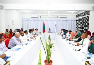 ރައީސުލްޖުމްހޫރިއްޔާ އައްޑޫ ސިޓީ ކައުންސިލުގެ މެންބަރުންނާ އަދި އ.ތ.މ ކޮމިޓީއާ ބައްދަލުކުރެއްވުން ރަަސްމިއްޔާތުގެ ތެރެއިން/ ފޮޓޯ: ރައީސް އޮފީސް