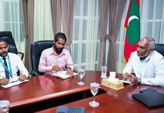 ރައީސުލްޖުމްހޫރިއްޔާ، ބ. ދޮންފަނު ކައުންސިލާއި އެކު ކުރިޔަށް ގެންދެވި ބައްދަލުވުމެއްގެ ތެރެއިން/ ފޮޓޯ: ރައީސް އޮފީސް