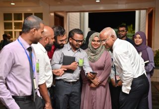 ރައީސް އޮފީހުގައި އޮތް ޕްރެސްއަކަށް ފަހު ރައީސް ސޯލިހު ނޫސްވެރިންނާއި އެކު/ ފޮޓޯ: ރައީސް އޮފީސް