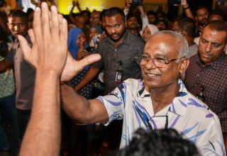 ރިޔާސީ ޓިކެޓު ކަށަވަރު ކުރައްވައި، ރައީސް ސޯލިހު ސަޕޯޓަރުންނާއި އެކު ޕާޓީގެ ހަރުގެ ކުރިމަތީ ބޭއްވި ހަރަކާތުގެ ތެރެއިން/ ފޮޓޯ: މިހާރު