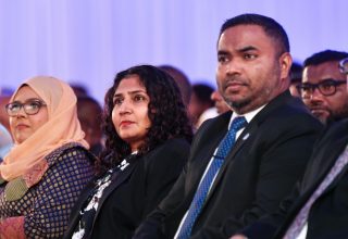 ސުޕްރީމް ކޯޓުގެ ކުރީގެ ފަނޑިޔާރު، މަހާޒު އަލީ ޒާހިރާއި ކުރީގެ ފަނޑިޔާރު  ޑރ. އަޒްމިރަލްދާ ޒާހިރު./ ފޮޓޯ: މިހާރު