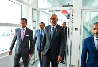 ރައީސް މުއިއްޒު އަދި ސަރުކާރުގެ އިސްވެރިން: ފޮޓޯ/ ރައީސް އޮފީސް