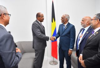 ރައީސުލްޖުމްހޫރިއްޔާ، އެންޓިގުއާ ބާބުޑާގެ ބޮޑުވަޒީރާ ބައްދަލުކުރެއްވުން.
