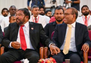 ޖުމްހޫރީ ޕާޓީގެ ލީޑަރު ގާސިމް އިބްރާހީމް ކުރީގެ ރައީސް މުހައްމަދު ނަޝީދުގެ އަތްޕުޅުގައި ހިތްޕަވައިގެން.