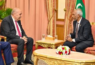 ފަލަސްތީން ސަފީރު ރައީސުލްޖުމްހޫރިއްޔާ ޑޮކްޓަރ މުޙައްމަދު މުޢިއްޒުގެ އަރިހަށް އިޙްތިރާމްގެ ޒިޔާރަތެއް ކުރެއްވުން/ފޮޓޯ: ރައީސް އޮފީސް