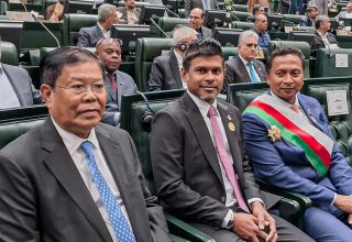 އީރާނުގެ އިންތިޚާބީ ރައީސް ހުވައިކުރުމުގެ ރަސްމިއްޔާތުގައި ރައީސުލްޖުމްހޫރިއްޔާގެ  ނައިބު، ބައިވެރިވެވަޑައިގަތުން / ފޮޓޯ: ރައީސް އޮފީސް