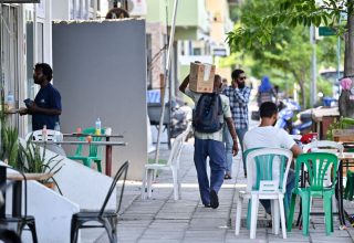 ހުޅުމާލޭގައި ހިންގާ ކެފޭއެއްގެ ކައިރީގައި ގޮނޑި ޖަހާފައި-- ފޮޓޯ | މިހާރު