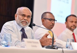 ކަނޑު ވިއްކުމާ ދެކޮޅަށް ބޭއްވި ނޫސްވެރިންގެ ބައްދަލުވުމުގައި ކުރީގެ ބަންޑާރަ ނައިބް ޑރ. މުހައްމަދު މުނައްވަރު/ ފޮޓޯ: މިހާރު