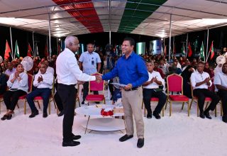 ކުރީ ސަރުކާރުން ބޭއްވި ރަސްމިއްޔާތެއްގައި ކުރީގެ ރައީސް އިބްރާހިމް މުހައްމަދު ސޯލިހާއި، ފެނަކަ ކުރީގެ އެމްޑީ އަހުމަދު ސައީދު/ ފޮޓޯ: ރައީސް އޮފީސް