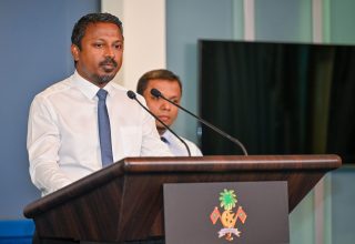 ރައީސް އޮފީހުގައި  ބޭއްވި ނޫސްވެރިންގެ ބައްދަލުވުމުގައި ބަންޑާރަ ނައިބު އަހުމަދު އުޝާމް ވާހަކަ ދައްކަވަނީ: ފޮޓޯ/ ރައީސް އޮފީސް