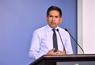 ރައީސް އޮފީހުގައި އޮތް ނޫސްވެރިންގެ ބައްދަލުވުމެއްގައި އިނޮކޮމިކް މިނިސްޓަރު މުހައްމަދު ސައީދު ނޫސްވެރިންނަށް މައުލޫމާތު ދެއްވަނީ/ ފޮޓޯ: ރައީސް އޮފީސް