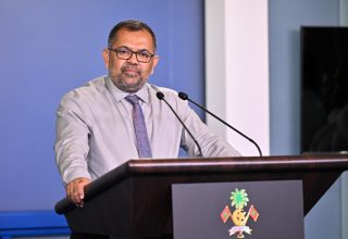 ރައީސް އޮފީހުގައި އޮތް ނޫސްވެރިންގެ ބައްދަލުވުމެއްގައި ފިނޭންސް މިނސްޓަރ ޒަމީރު ނޫސްވެރިންނަށް މައުލޫމާތު ދެއްވަނީ/ ފޮޓޯ: ރައީސް އޮފީސް