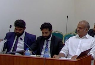 ކްރިމިނަލް ކޯޓުގައި ބޭއްވި އަޑުއެހުމެއްގައި އަހްމަދު ކްރިކް ރިޒާ (ކ) ވަކީލުންނާ އެކު ބައިވެރިވަނީ/ ފޮޓޯ: ޝަރީއަތުގެ ސްނެޕްޝޮޓެއް