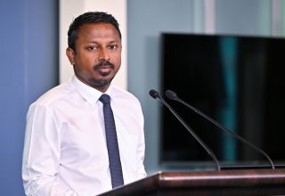 ރައީސް އޮފީހުގައި  ބޭއްވި ނޫސްވެރިންގެ ބައްދަލުވުމުގައި ބަންޑާރަ ނައިބު އަހުމަދު އުޝާމް ވާހަކަ ދައްކަވަނީ: ފޮޓޯ/ ރައީސް އޮފީސް
