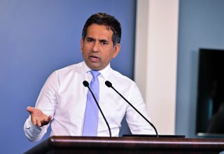 ރައީސް އޮފީހުގައި އޮތް ނޫސްވެރިންގެ ބައްދަލުވުމެއްގައި އިނޮކޮމިކް މިނިސްޓަރު މުހައްމަދު ސައީދު ނޫސްވެރިންނަށް މައުލޫމާތު ދެއްވަނީ/ ފޮޓޯ: ރައީސް އޮފީސް