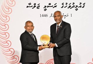 ޤައުމީ އިނާމު ދިނުން.