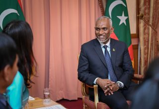 ދިވެހިރާއްޖެއަށް ކަނޑައެޅުއްވި އައު ސަފީރުން މަޤާމުގެ ފަތްކޮޅު ރައީސުލްޖުމްހޫރިއްޔާ ޑރ. މުޙައްމަދު މުޢިއްޒަށް އެރުވުން