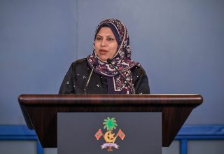 ރައީސުލްޖުމްހޫރިއްޔާގެ އޮފީހުގައި ބޭއްވި ނޫސްވެރިންގެ ބައްދަލުވުމުގައި ހީނާ މައުލޫމާތު ދެއްވަނީ/ ފޮޓޯ: ރައީސް އޮފީސް