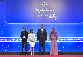 ރައީސުލްޖުމްހޫރިއްޔާ، 2022 – 2023 ވަނަ އަހަރުގެ "މަތީ އަރުތަވެރިންގެ އިނާމު" ދިނުމުގެ ރަސްމިއްޔާތުގެ ފުރަތަމަ ދަންފަޅި ޝަރަފުވެރި ކޮށްދެއްވުން.
